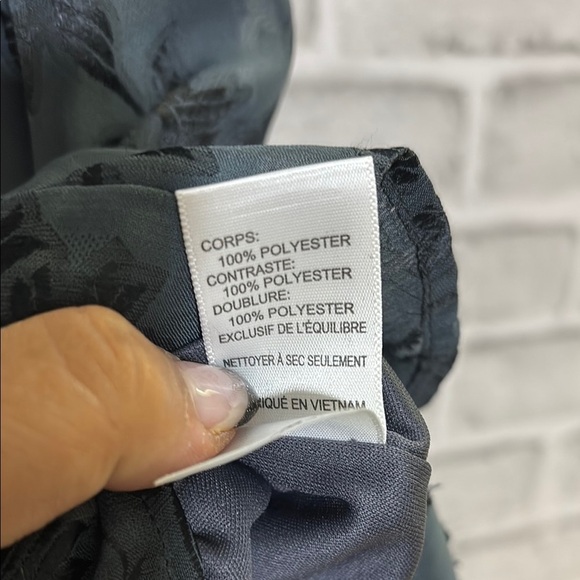 ASTR Black and Gray Floral blouse NWT size small - Picture 5 of 10